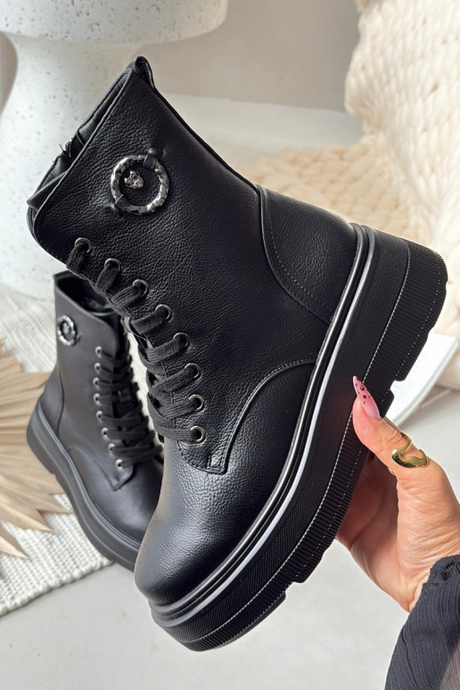 töötavad naiste pahkluu saapad soojendatud platvormiga ja dekoratiivsete detailidega Vinceza 16513 musta värvi