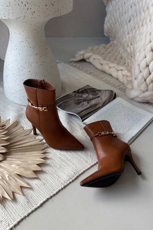 Pruun värv sooja voodriga naiste saapad õhukeste kontsadega, rihmade ja kuldsete elementidega „Bellisse"