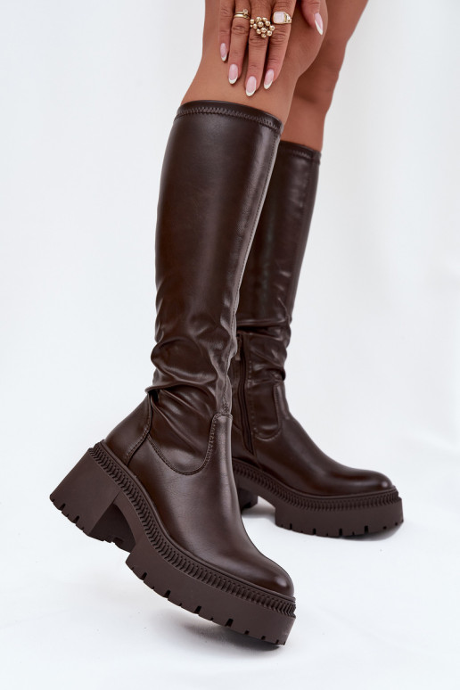 Naiste pikad saapad massiivsete kontsade ja platvormiga slip-on mudel pruuni värvi Florinne Naiste pikad saapad massiivsete kontsade ja platvormiga slip-on mudel pruuni värvi Florinne