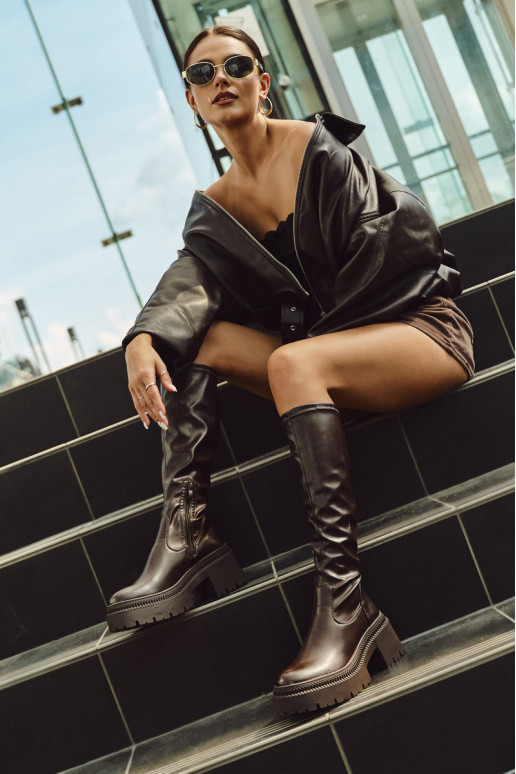 Naiste pikad saapad massiivsete kontsade ja platvormiga slip-on mudel pruuni värvi Florinne Naiste pikad saapad massiivsete kontsade ja platvormiga slip-on mudel pruuni värvi Florinne