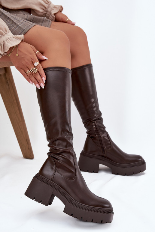 Naiste pikad saapad massiivsete kontsade ja platvormiga slip-on mudel pruuni värvi Florinne Naiste pikad saapad massiivsete kontsade ja platvormiga slip-on mudel pruuni värvi Florinne