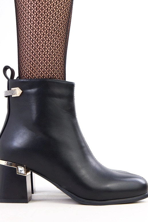 Mustad saapad elegantse kaunistusega...