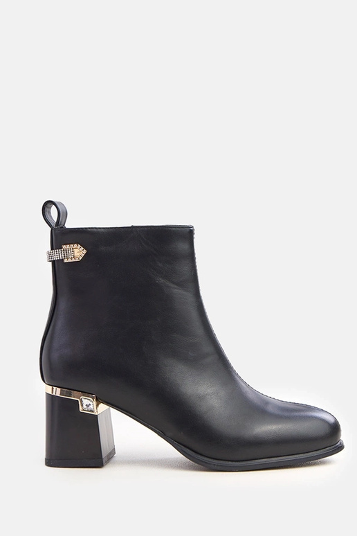 Mustad saapad elegantse kaunistusega...