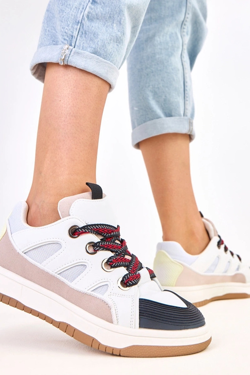 Mustad sportjalatsid paksude paeltega...