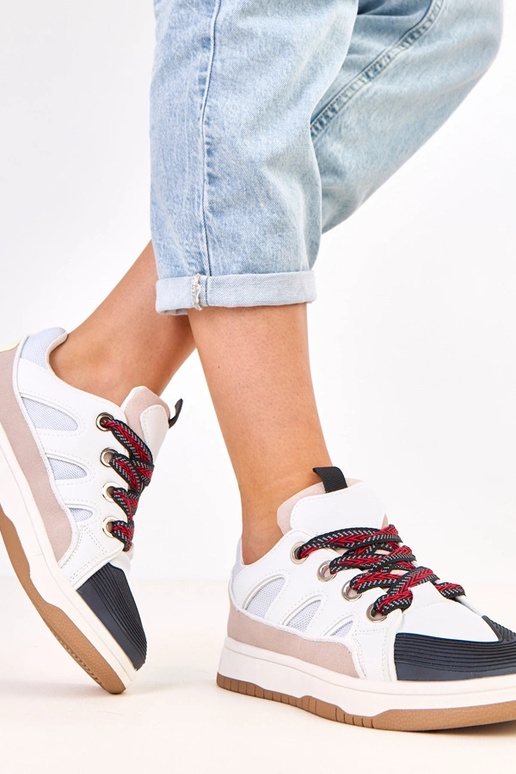 Mustad sportjalatsid paksude paeltega...