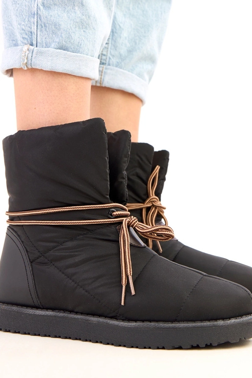 Mustad naiste talvejalanõud...