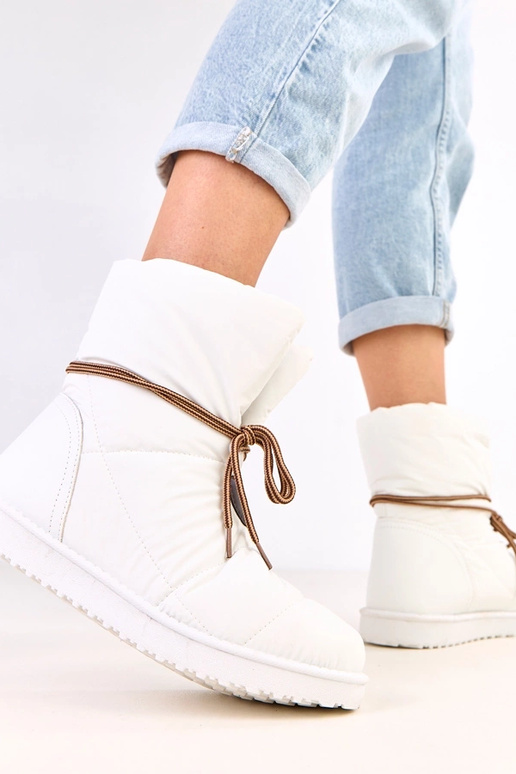 Valged moterišed lume saapad...