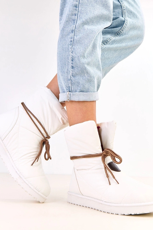 Valged moterišed lume saapad...