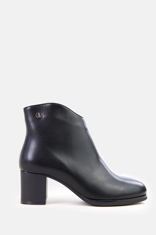 Mustad saapad peene kaunistusega...