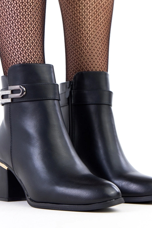 Mustad kõrged kontsaga saapad...