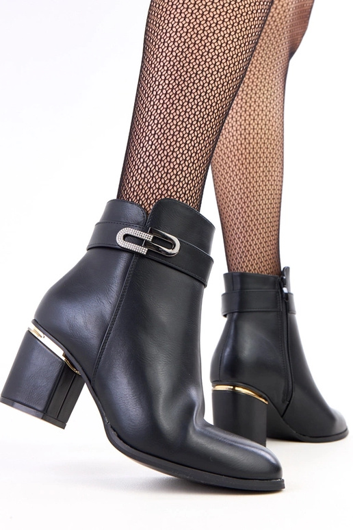 Mustad kõrged kontsaga saapad...