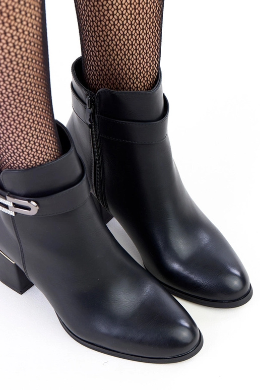 Mustad kõrged kontsaga saapad...