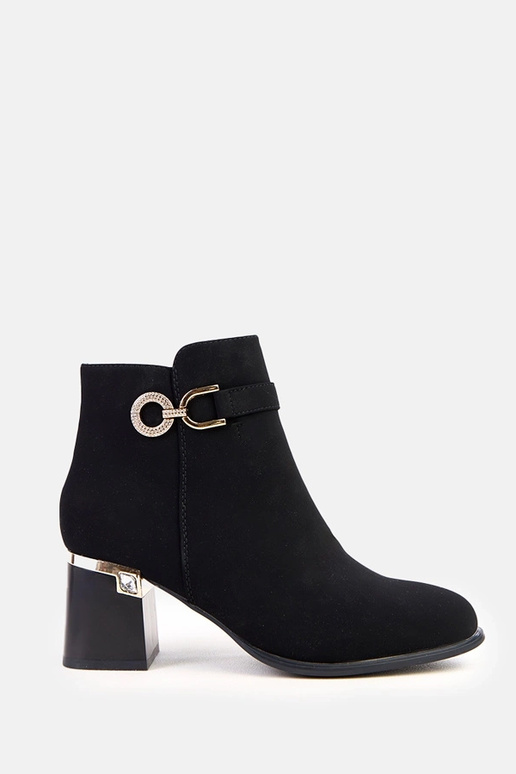 Mustad elegantsed saapad mattidest...