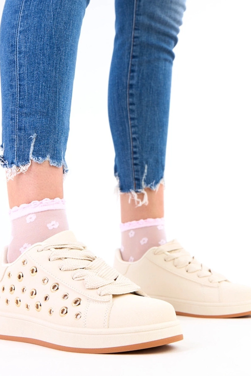 Liivakarva spordijalatsid platvormil...