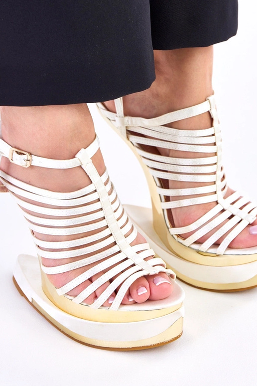 Liivakarva sandaalid futuristlikul...