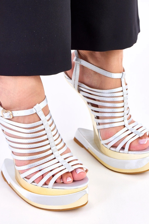 Hallid sandaalid futuristlikul...