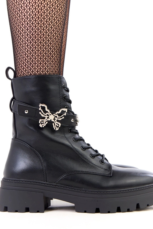 Mustad matkajalatsid liblikaga...