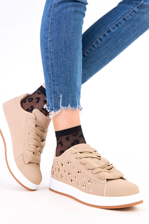 Pruunid spordijalatsid platvormil...