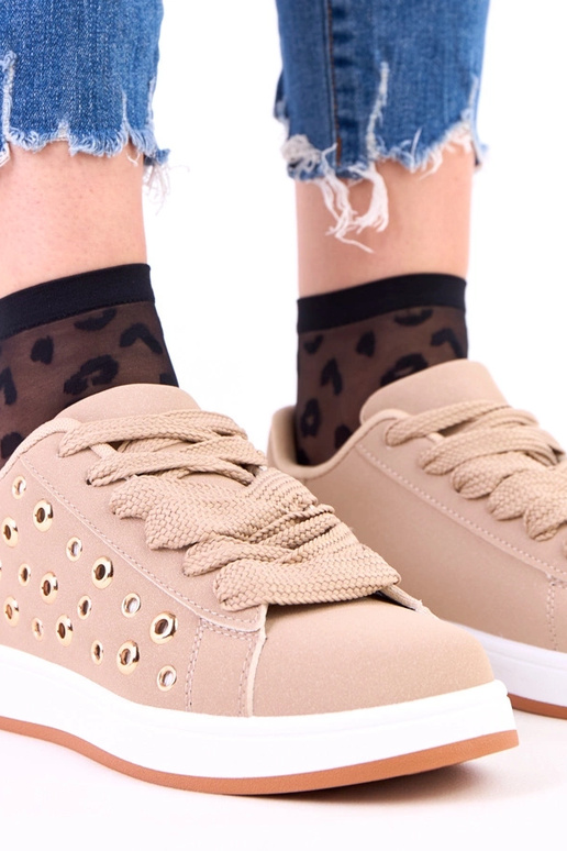 Pruunid spordijalatsid platvormil...