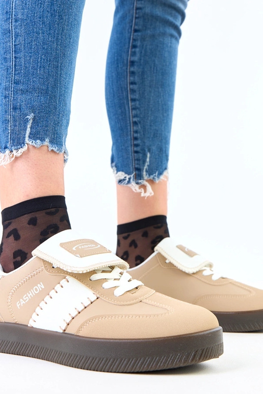 Pruunid spordijalatsid platvormil...