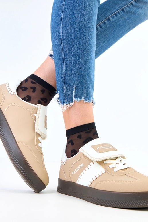 Pruunid spordijalatsid platvormil...