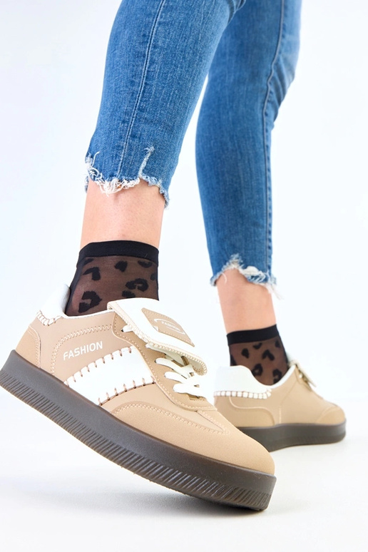 Pruunid spordijalatsid platvormil...