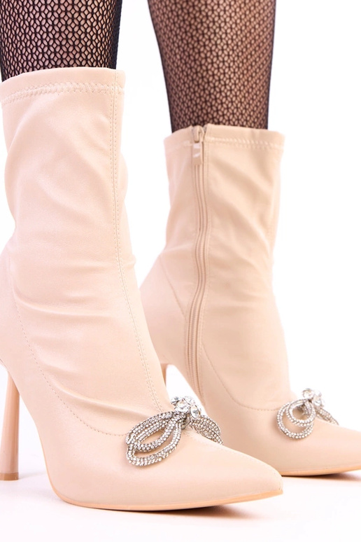 Kreemi värvi satiinist saapad...