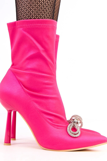 Roosad satiinist saapad...