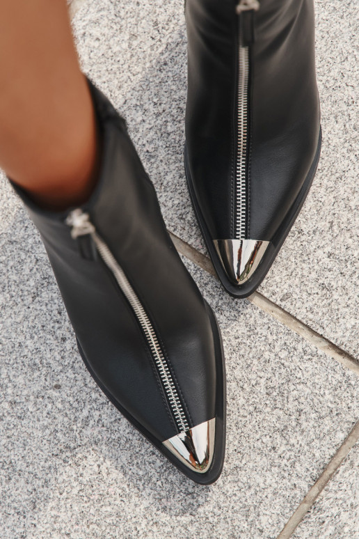 Naiste saapad dekoratiivsete tõmblukkudega musta värvi "Niviane"