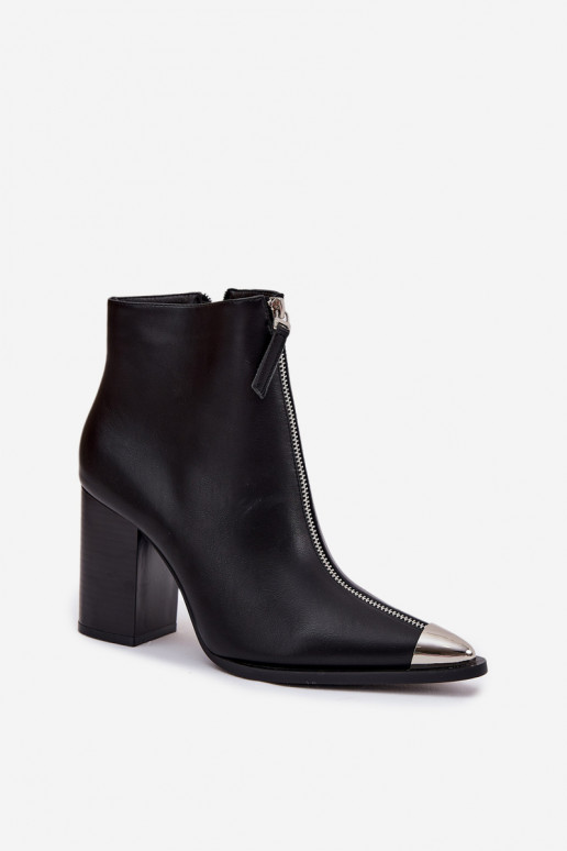 Naiste saapad dekoratiivsete tõmblukkudega musta värvi "Niviane"