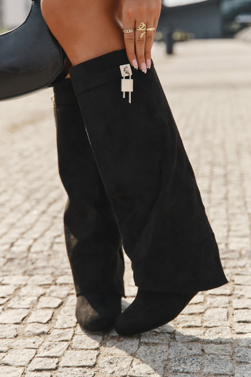 Naistepikkade saapad platvormiga rihmade ja hõbedaste detailidega, mustad Korivelle Naistepikkade saapad platvormiga rihmade ja hõbedaste detailidega, mustad Korivelle