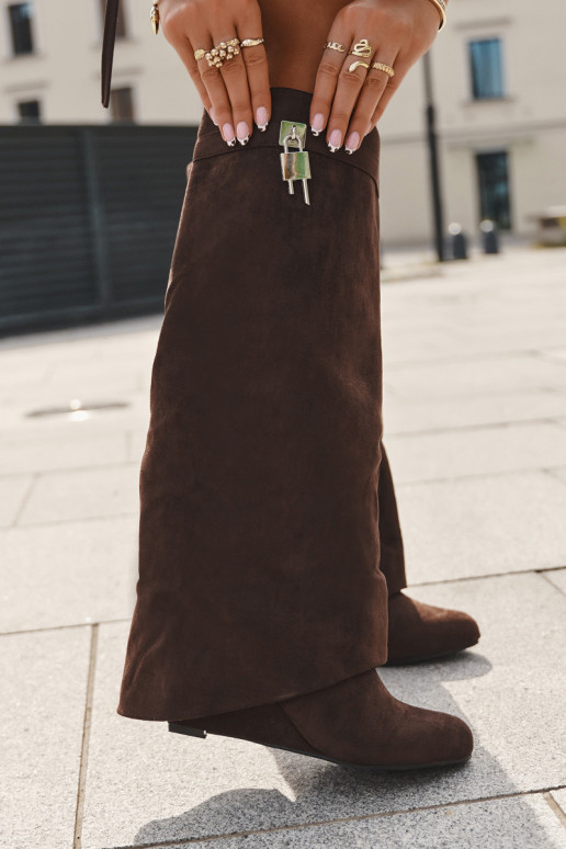 Naiste pikkade saapad platvormiga rihmade ja hõbedaste detailidega šokolaadi värvi Korivelle