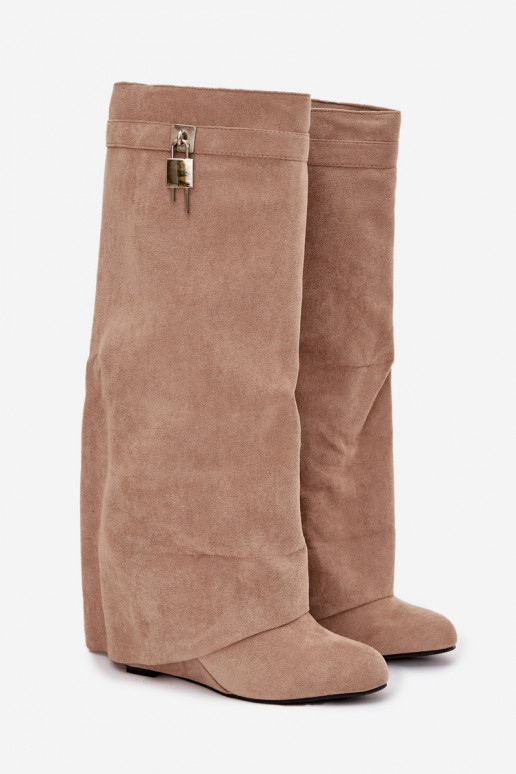 Naiste pikkade saapad platvormiga rihmade ja hõbedaste detailidega, liivakarva Korivelle