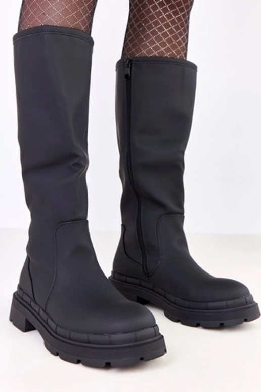 Mustad sünteetilisest nahast pikad...