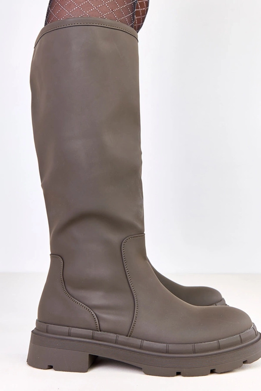 Rohelised matt sünteetilisest nahast...