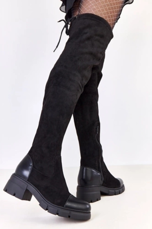 Mustad kunstsuede saapad üle põlve...