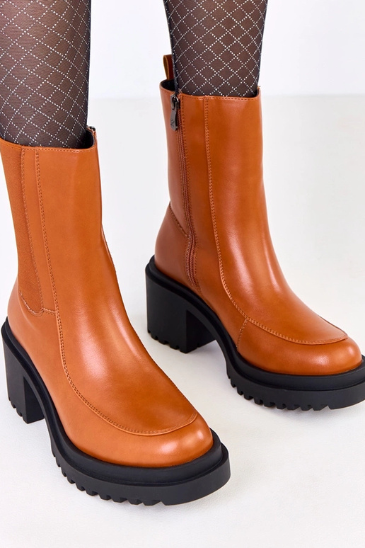 Pruunid kontsa saapad elastse...