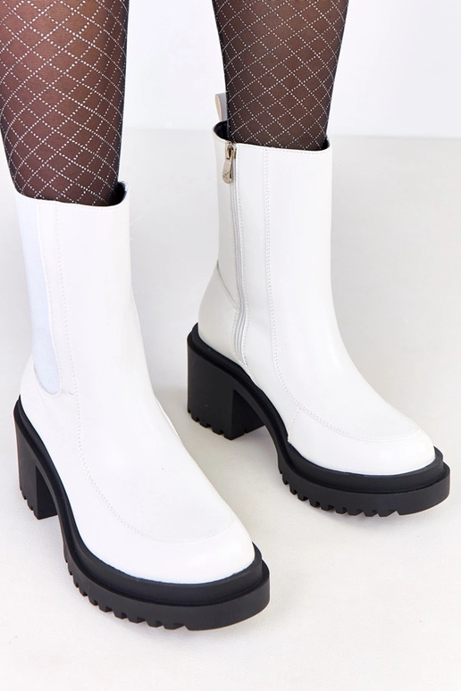 Valged kontsa saapad elastse...