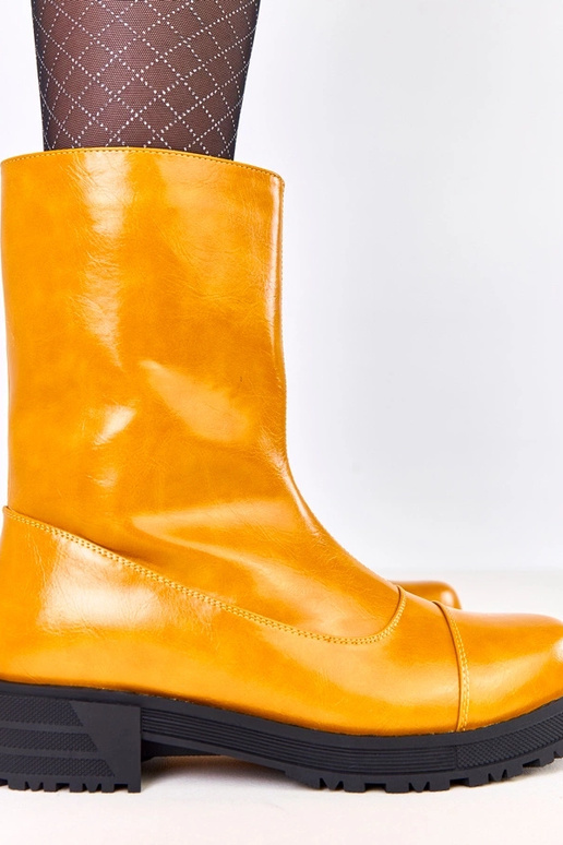 Oranžid naiste saapad tasase tallaga...