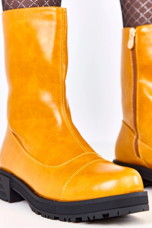 Oranžid naiste saapad tasase tallaga...