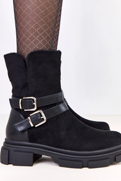 Mustad soojad saapad kinnituste ja...