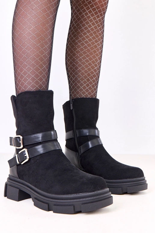 Mustad soojad saapad kinnituste ja...