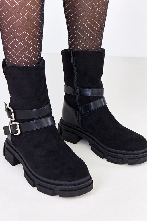 Mustad soojad saapad kinnituste ja...