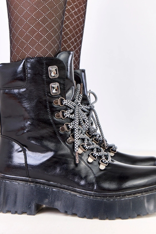 Mustad traperid platvormiga...