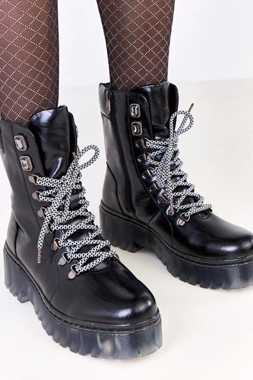 Mustad traperid platvormiga...