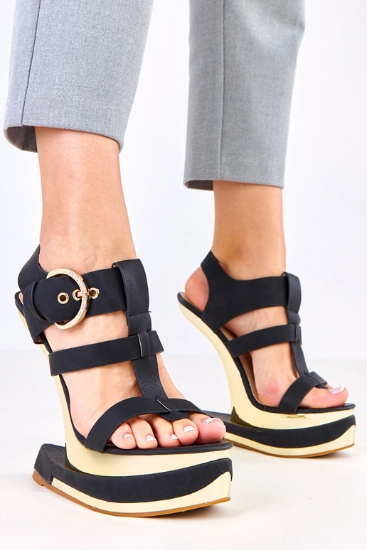 Mustad sandaalid futuristlikul...