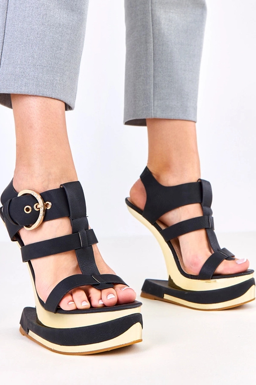 Mustad sandaalid futuristlikul...