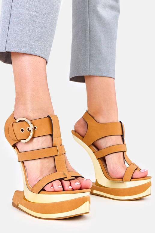 Pruunid sandaalid futuristlikul...