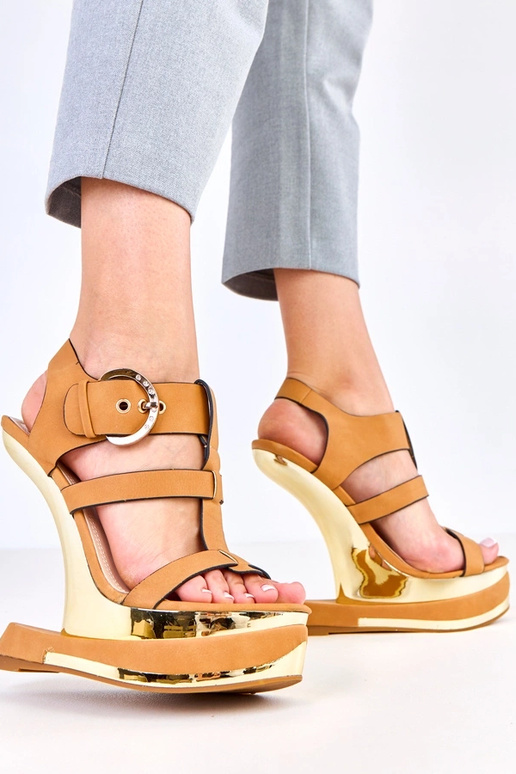 Pruunid sandaalid futuristlikul...