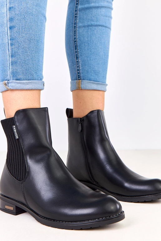 Mustad saapad lamealusel elastse...